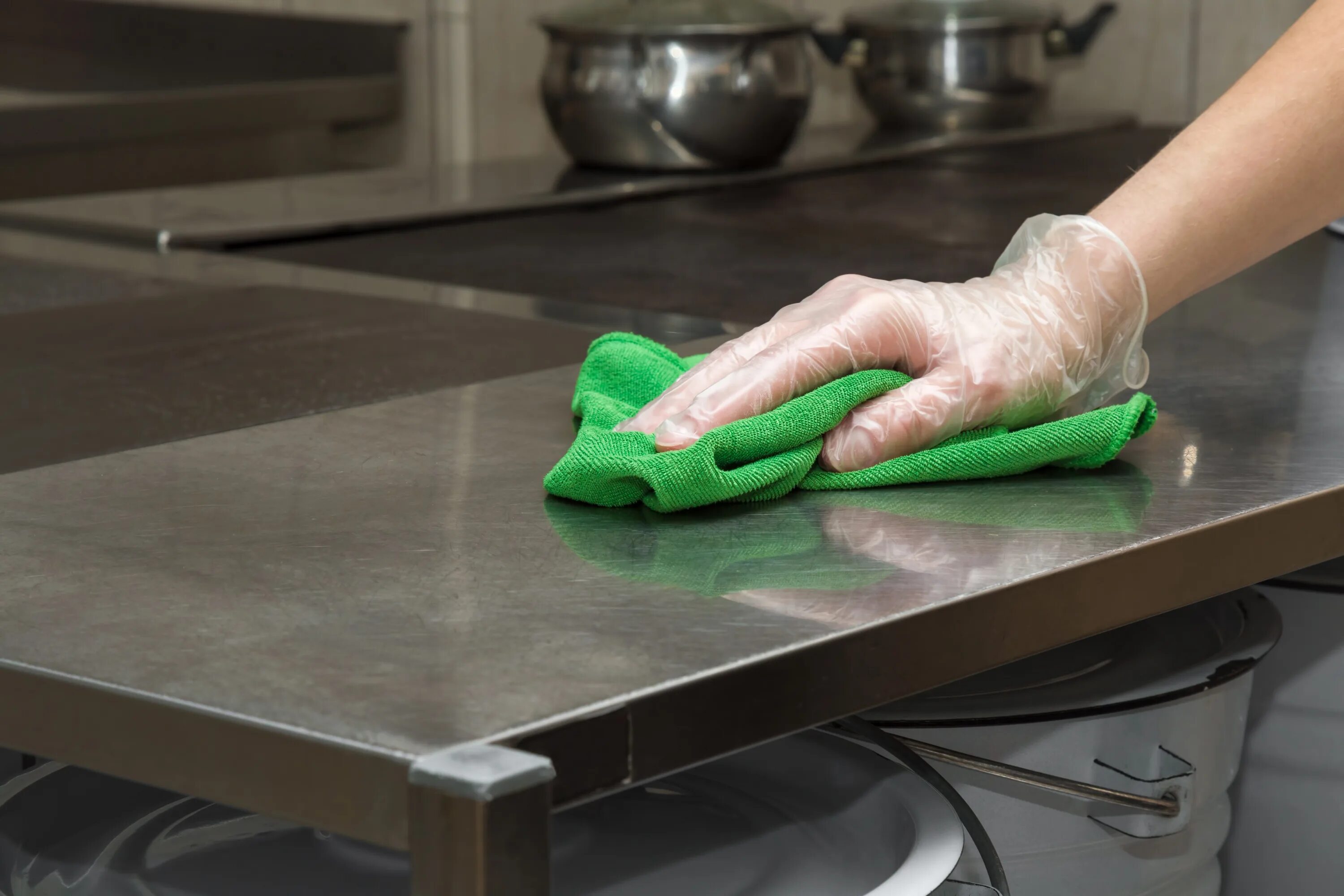 Чем можно отмыть стол. Моющая поверхность для кухни. Кухонные тряпки. Протирает кухонный стол. Влажная уборка кухни.