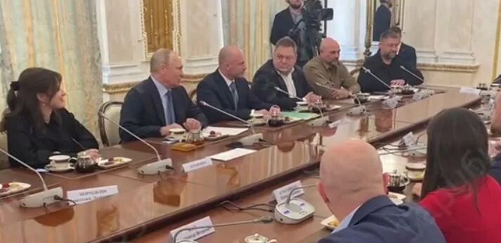 Встреча министра с военкорами. Встреча министра с военкорами. Переговоры фото. Встреча министра с военкорами. Люди на совещании.