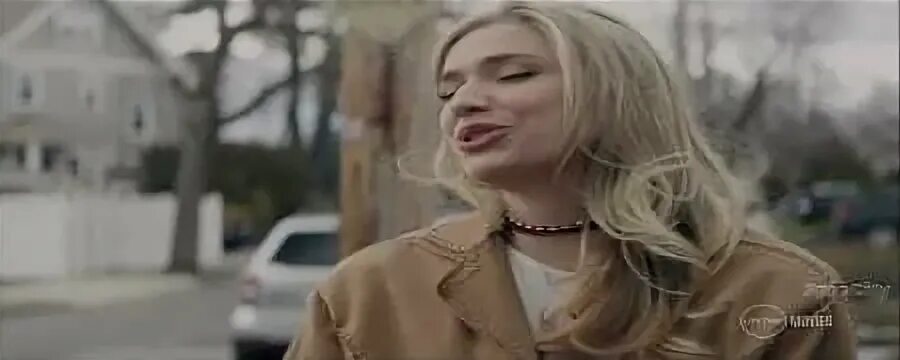 запутался в паутине.