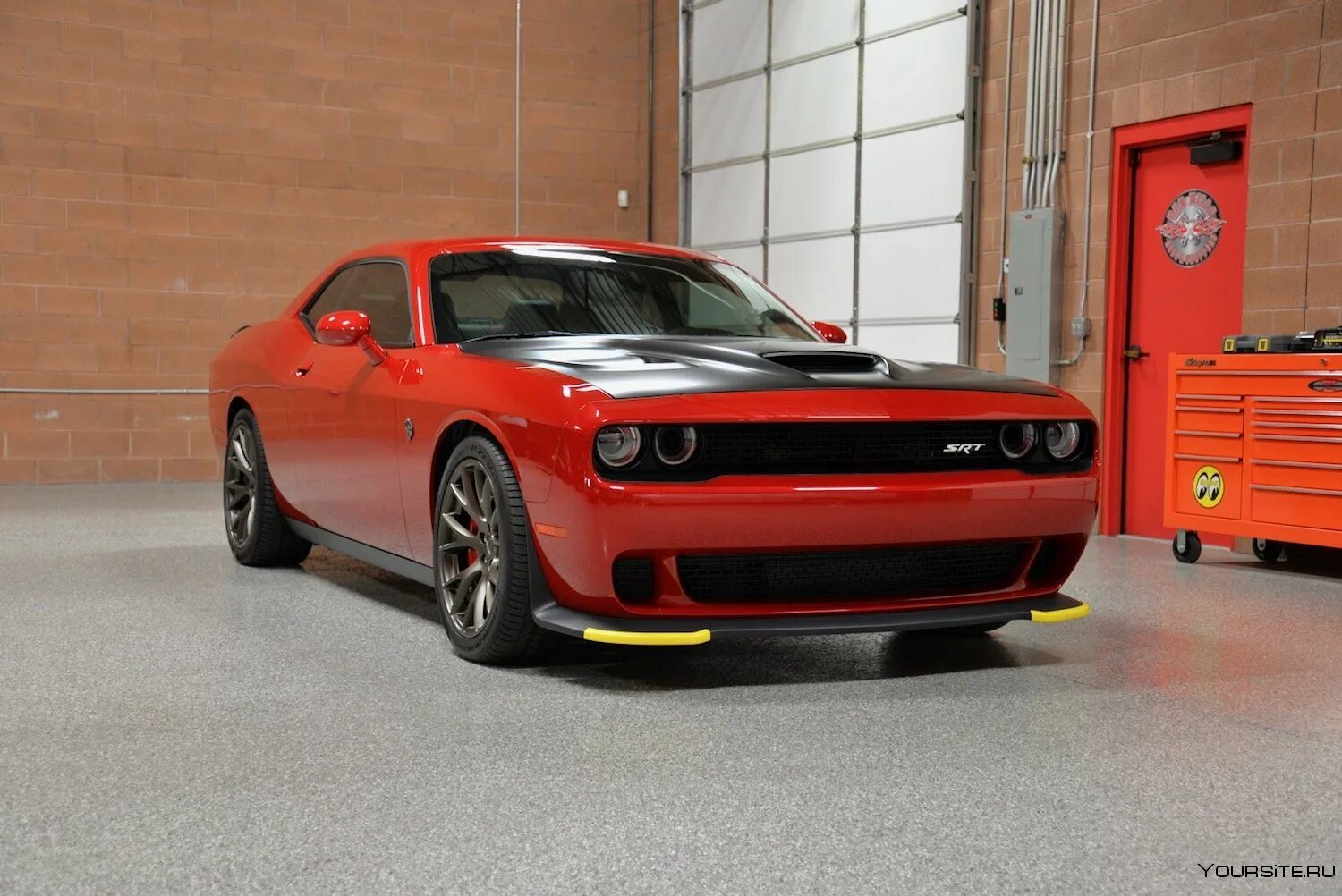 Новый челленджер. Dodge Challenger srt8. Dodge Challenger srt8 2018. Dodge Challenger srt Hellcat 2020. Додж Челленджер 2024.