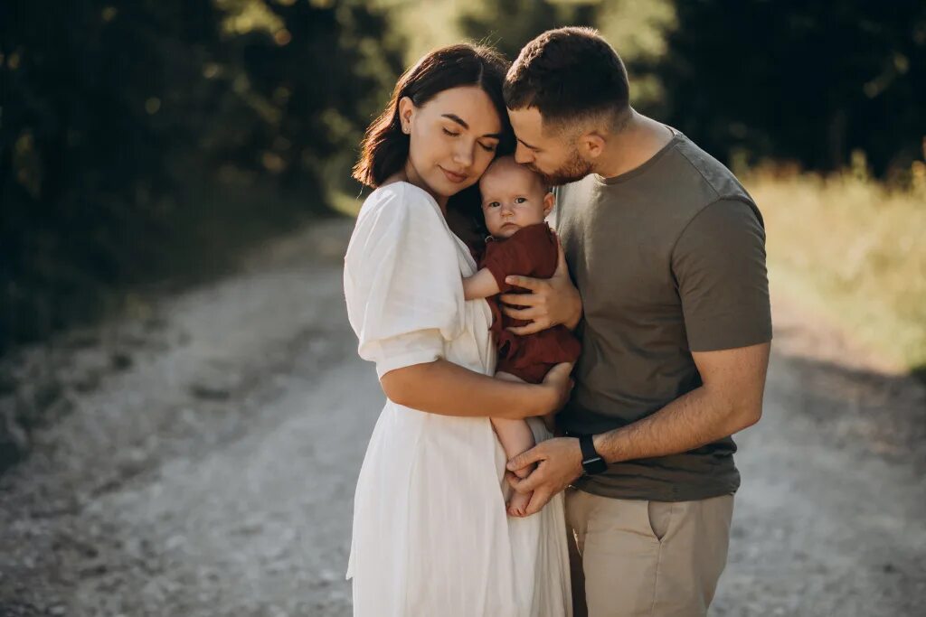 Baby daughters. Семейные объятия. Семья обнимается. Отец и мать. Семья обнимается фотосессия.