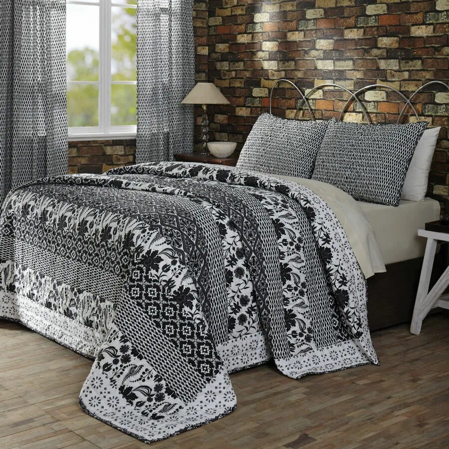 черно белый пэчворк. черно белый пэчворк. лоскутное одеяло в серо черных тонах. черно белое одеяло пэчворк. лоскутное покрывало.