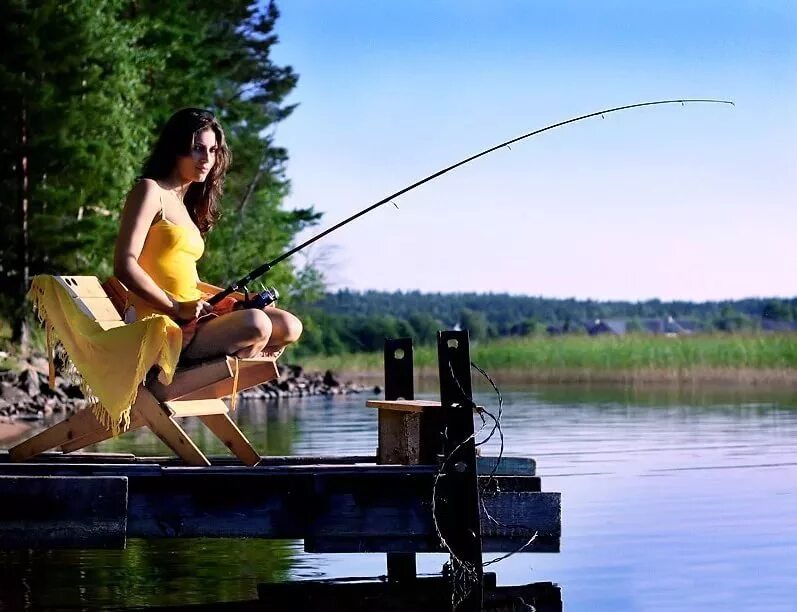 Ловлю на себе дам. Женщина с удочкой. Женщины на рыбалке. Девушка рыбачит. Девушка Рыбак.