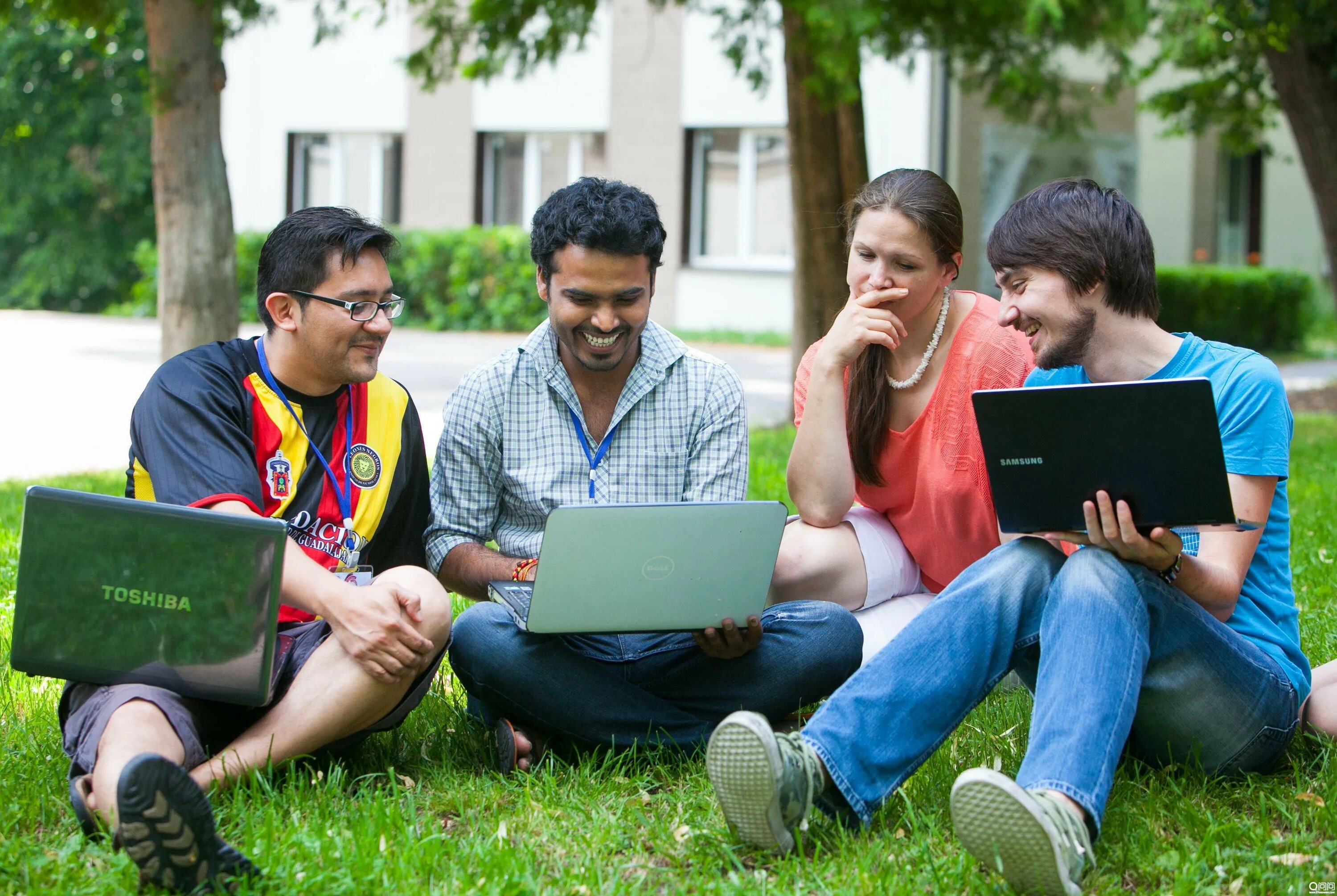 Students are able to. Студенты иностранцы. Университет студенты. Иностранцы в российских вузах. Мигранты в вузе.