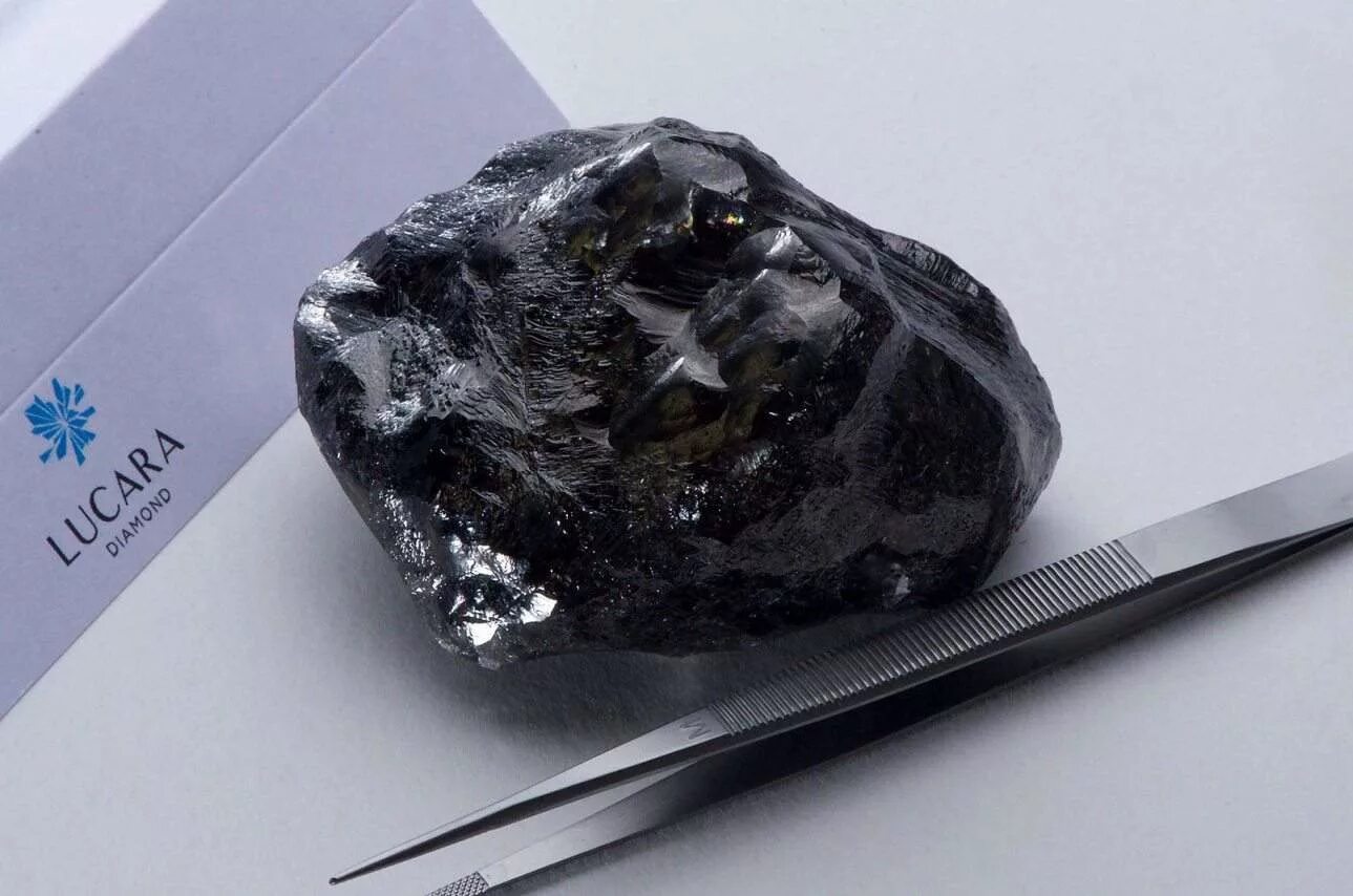 Самый черный минерал. Карбонадо Алмаз. Минерал карбонадо черный Алмаз. Черный Алмаз камень неограненный. Карбонадо Алмаз необработанный.