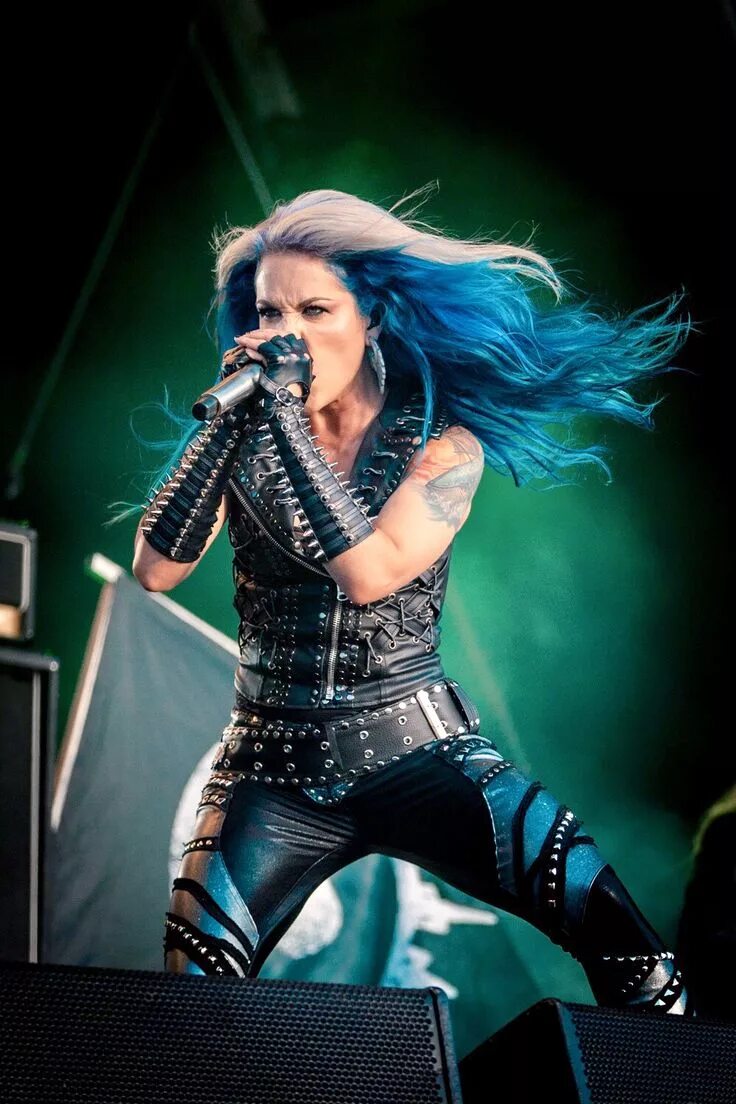 Savatage группа вокалист. Ронни джеймс дио молодой. Arch enemy 2020. Рокер. Abbath группа ударник.