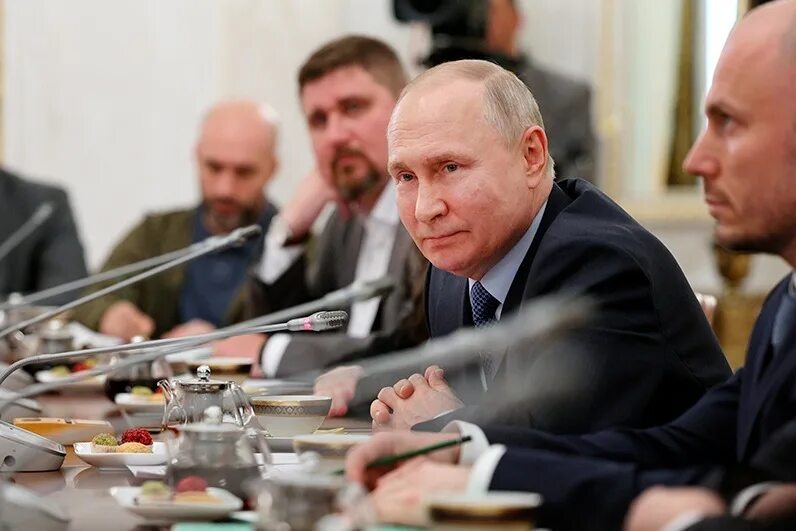 Встреча министра с военкорами. Российские журналисты. Встреча министра с военкорами. Люди на совещании. Люди на совещании.