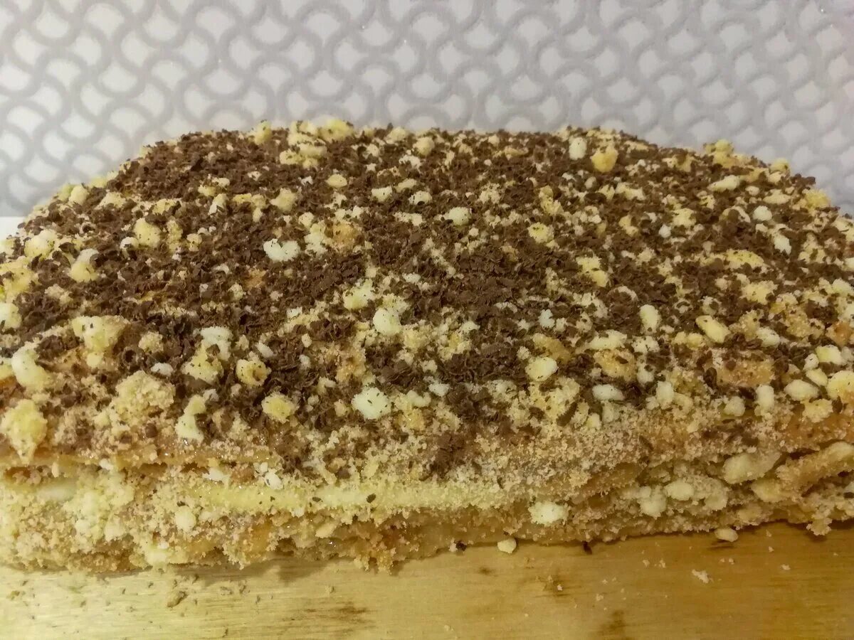 Вафельный тор с сгущенкой. Тортик из печенья. Слоеный медовый торт. Медовик с вареннойсгущенаой. Торт крошка со сгущенкой.