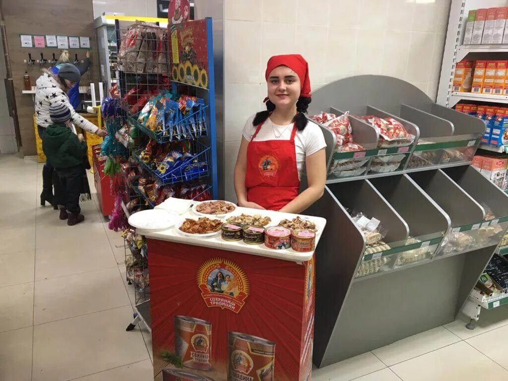 Мясные и рыбные деликатесы. Дегустация мясных и рыбных. Дегустация мясной продукции. Дегустация колбасы в магазине. Дегустация мясной продукции.