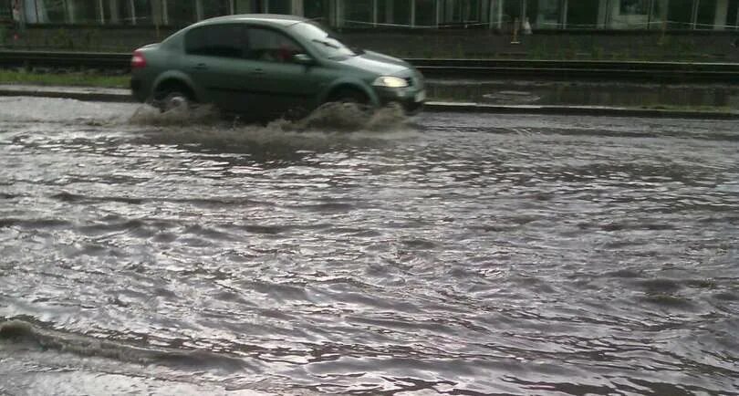 Негодуя из за ливня. Ливневки на дорогах. Потоп. Москву затопило. Кирово-чепецк сильный дождь июнь 2021.