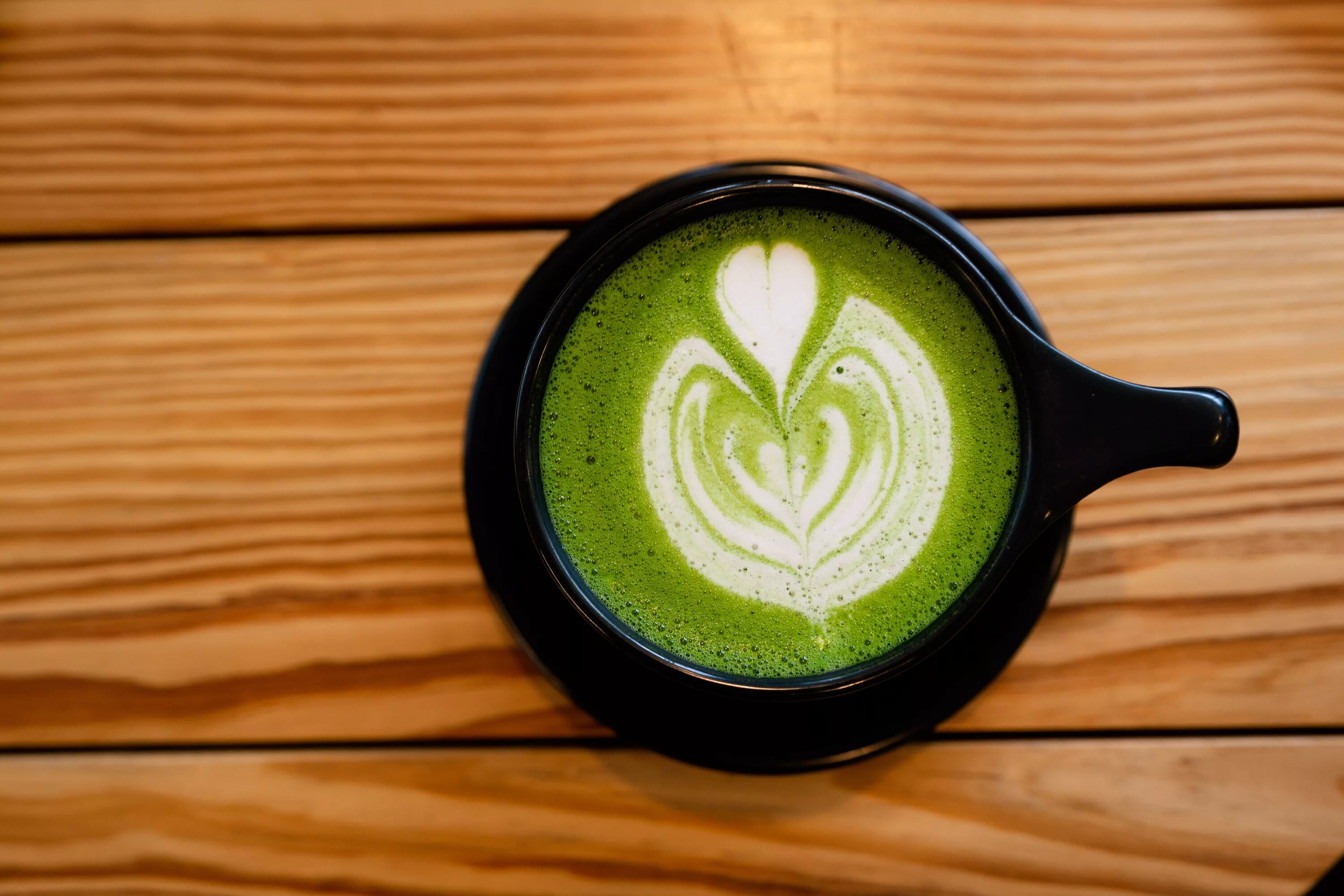Лучший чай матча. Matcha green tea. матча латте. матча листья. листочки чая матча.