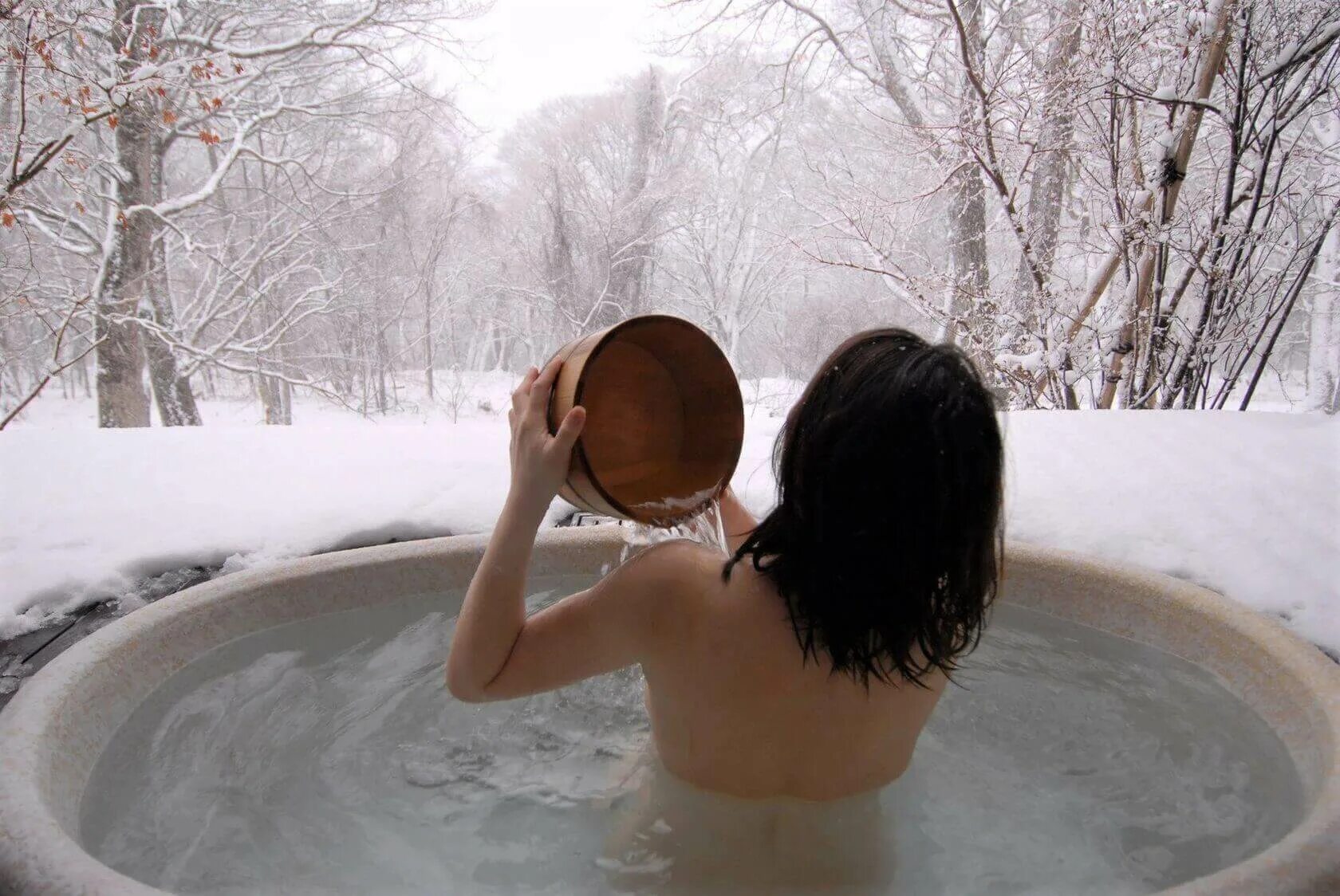 Баня прорубь. Купель после бани. Обливное устройство для бани. Купель для бани. Купание в деревне.