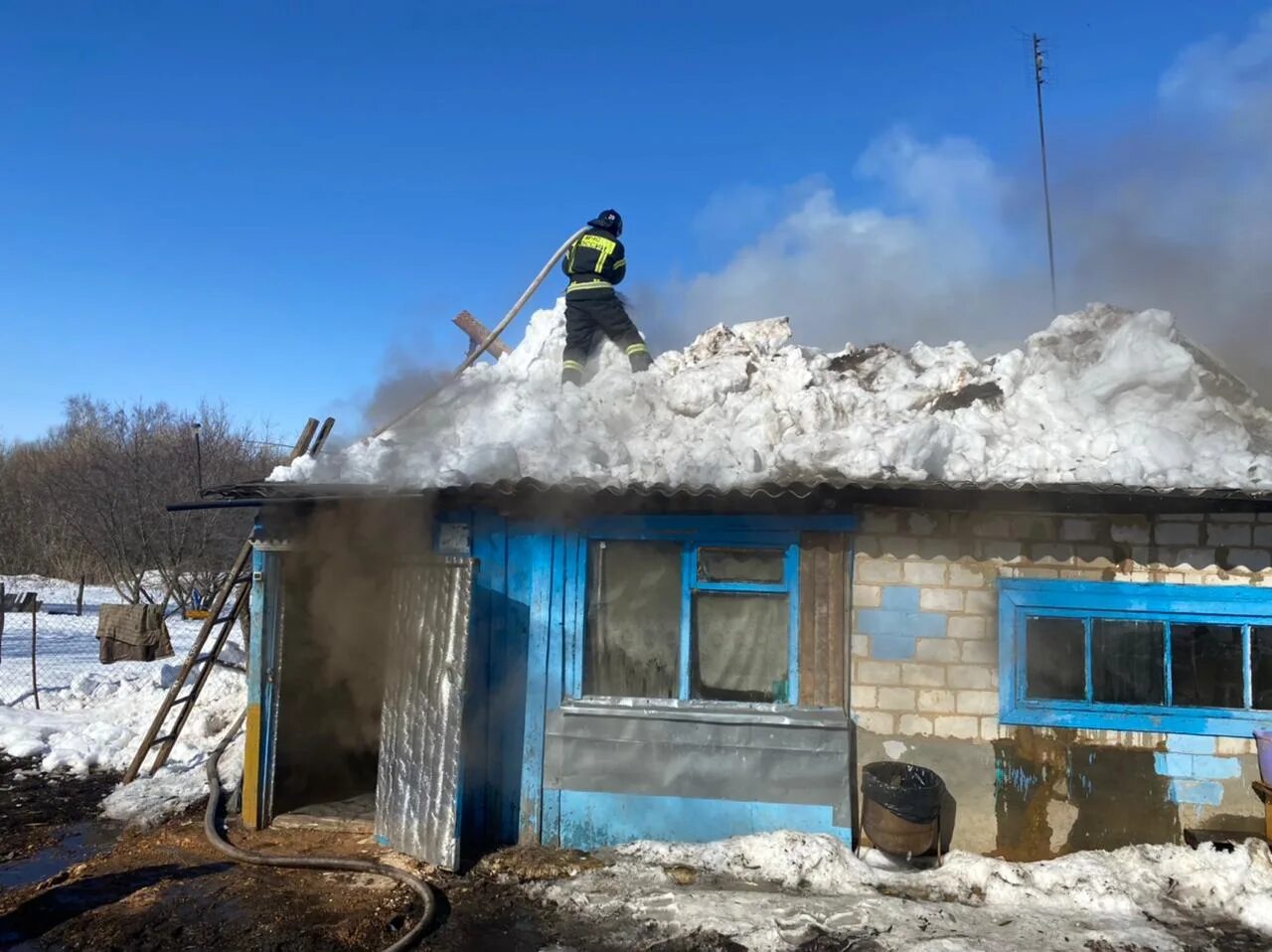 Дом новости 10.03 2024. МЧС Орловской области. Горит дом в деревне. Деревня пожар в Орловской области. Пожар в деревне Дементьевка.