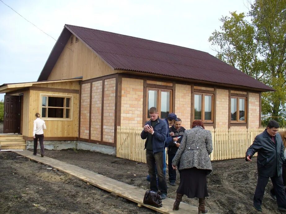 Переехать в деревню с жильем. Дома для молодых специалистов село. Жилье для молодых специалистов. Жилье в сельской местности. Жилье для сельских специалистов.