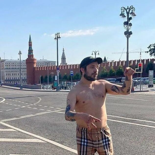 Какое образование у паши техника. Жена Паши техника.