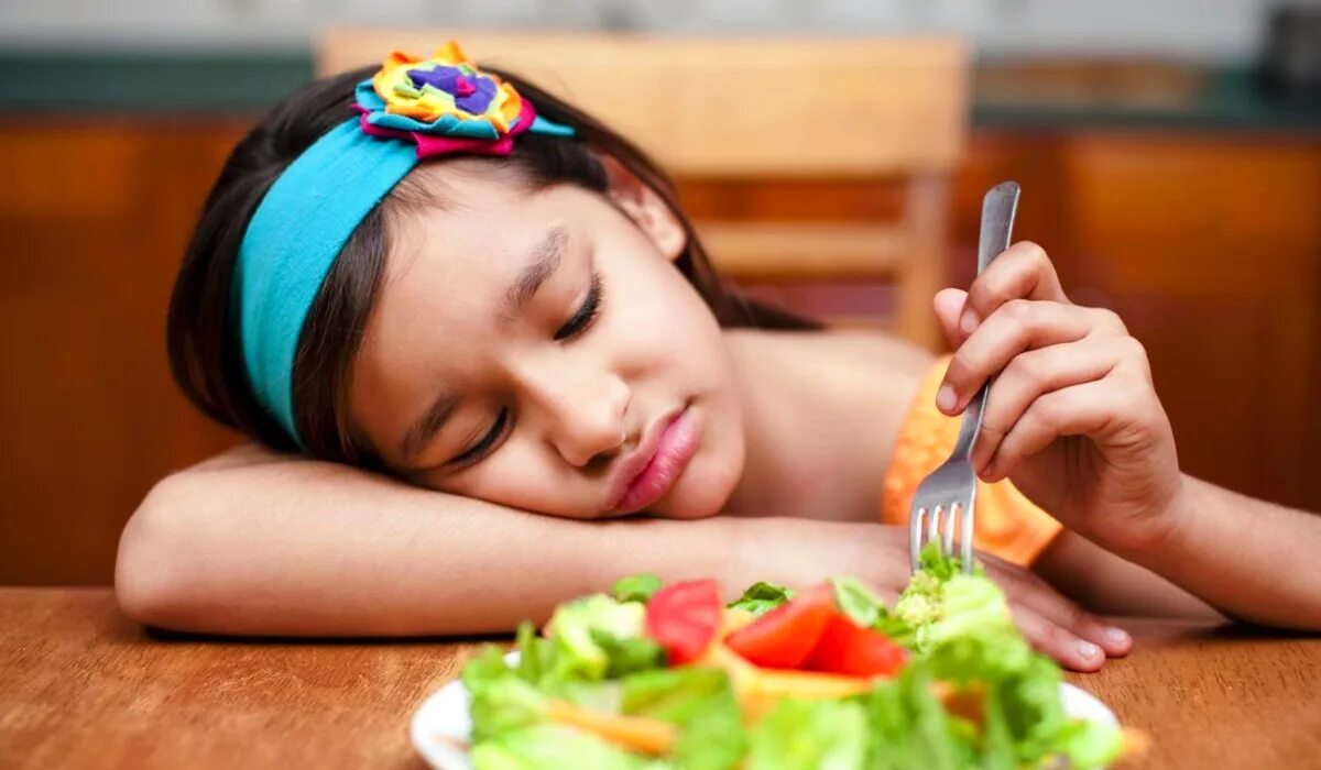 Резкое повышение аппетита. Девочка кушает. Отсутствие аппетита. Отказ от еды у ребенка. Отсутствие аппетита у ребенка.