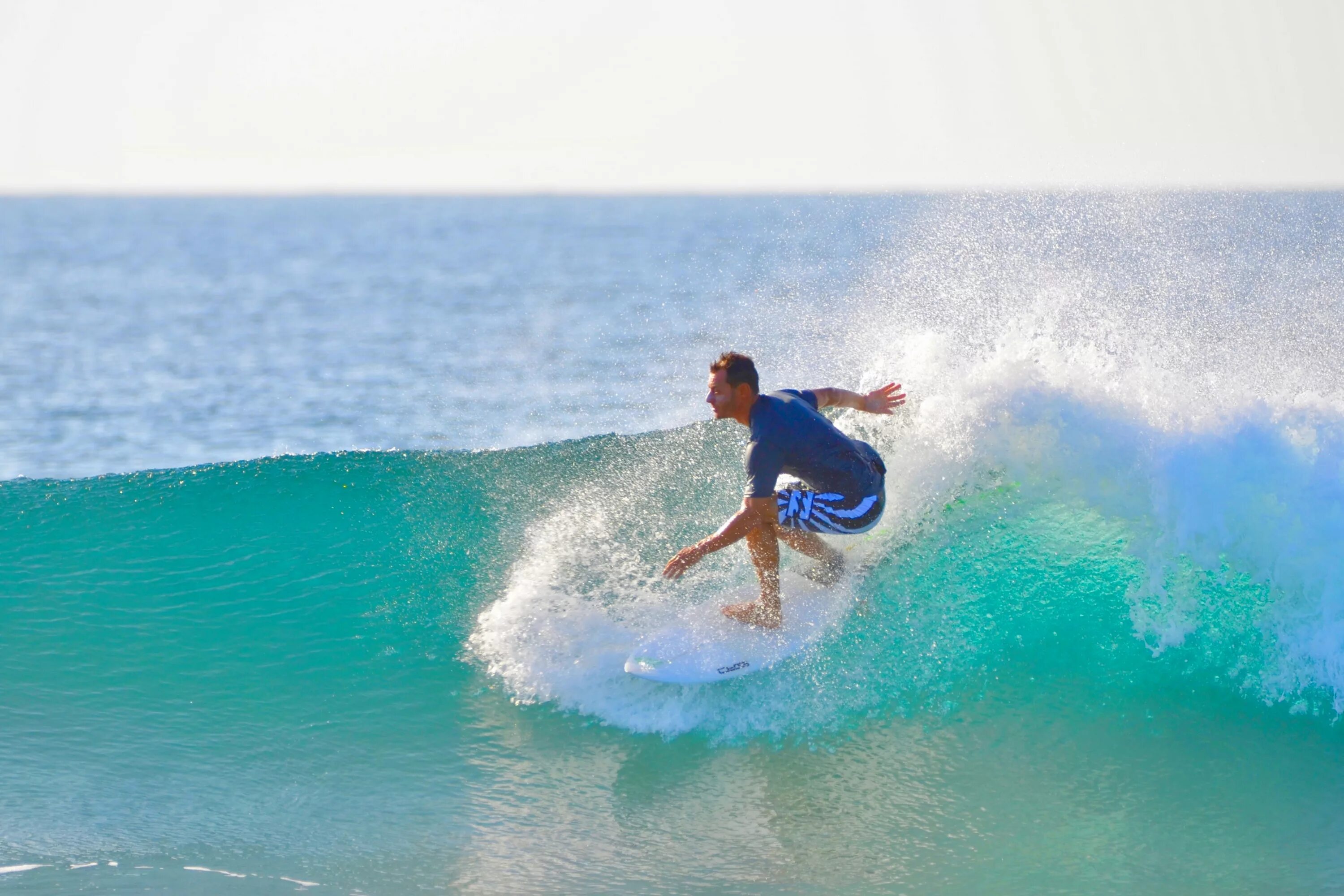 Серфер на пляже. Surf be описание. Мальдивы сёрфинг. E surf. Здоровье и спорт серфингист.
