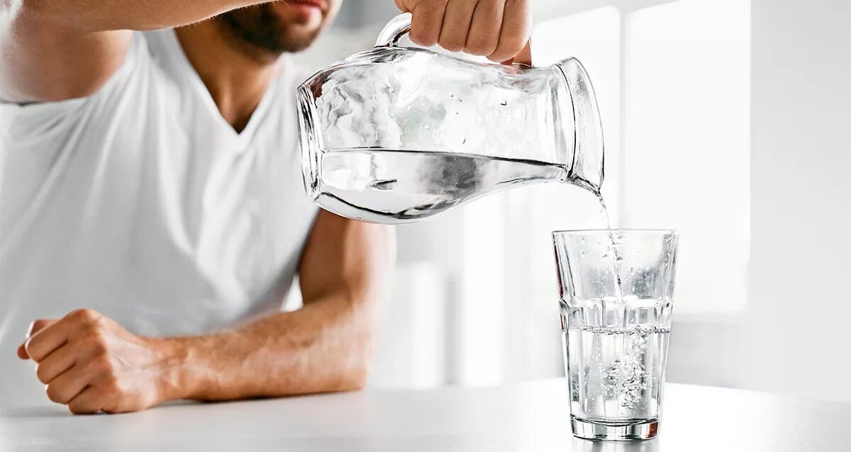 Воду наливают в стакан. Мужчина со стаканом воды. Человек пьет воду. Мужчина пьет воду. Пить пить пить воды попить