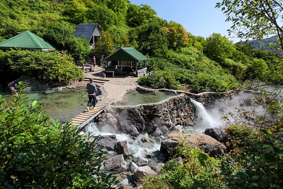 Село курил. Горячие ключи Курильские острова. Горное (Итуруп). Село горячие ключи остров Итуруп. Остров Итуруп поселок горный.