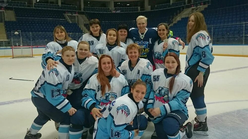 Жхл новости. Гризли женская хоккейная команда. Женская хоккейная команда Гризли Новосибирск. Гризли команда хоккей.