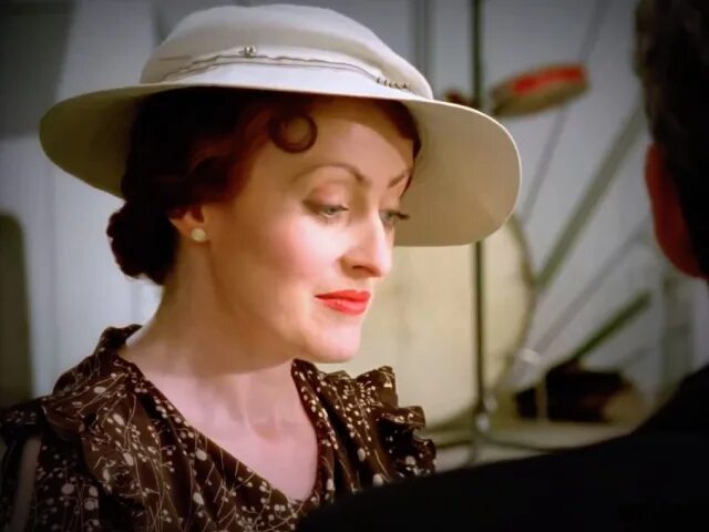 Мисс леман пуаро. Полин моран мисс лемон. Мисс лемон пуаро. Полин моран. Паулин моран актриса.