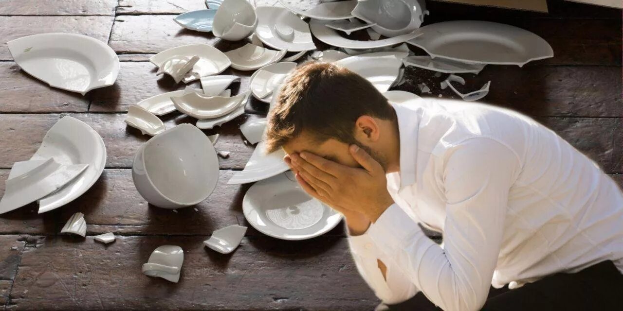 Несчастье привести. Разбитая тарелка. Разбитая посуда. Разбитые тарелки. Битая посуда в ресторане.
