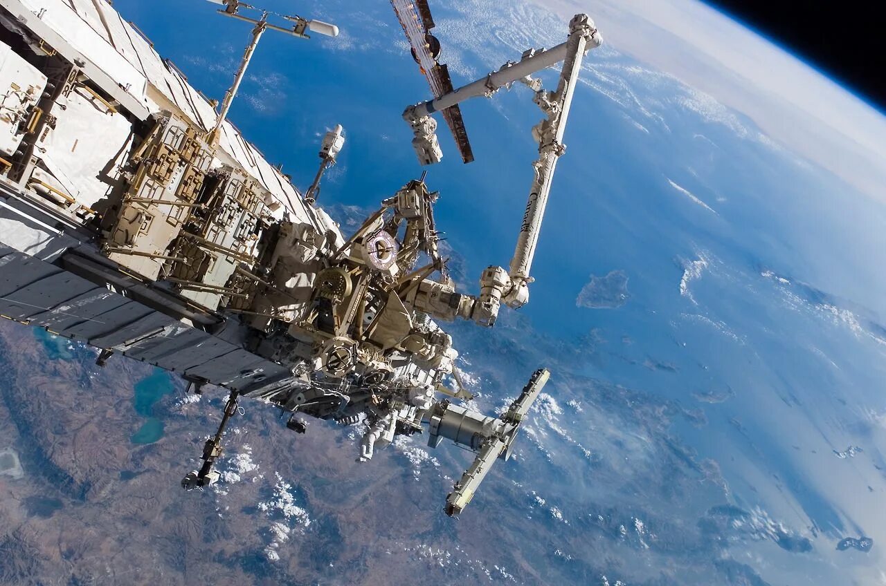 Международная космическая станция находящаяся на околоземной орбите. Международная Космическая станция МКС. ISS МКС. Станция МКС В космосе. 8 МКС В С.