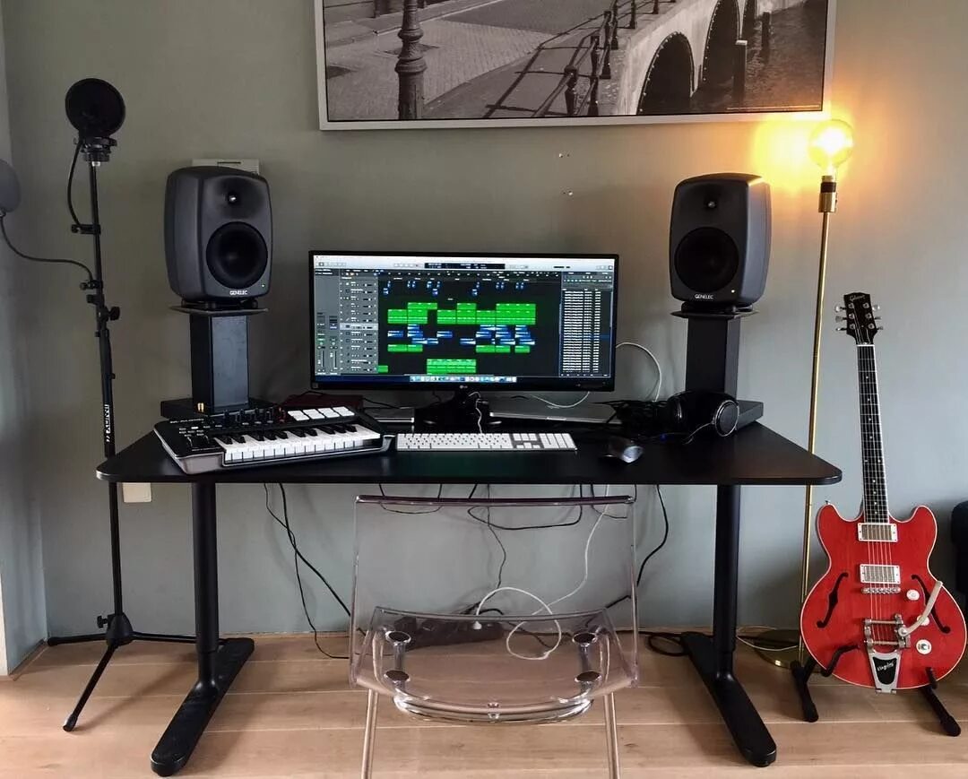 Звуки стримеров. Домашняя студия звукозаписи Ableton. Студия звукозаписи Genelec. Стол для музыкальной студии. Стол для домашней студии звукозаписи.