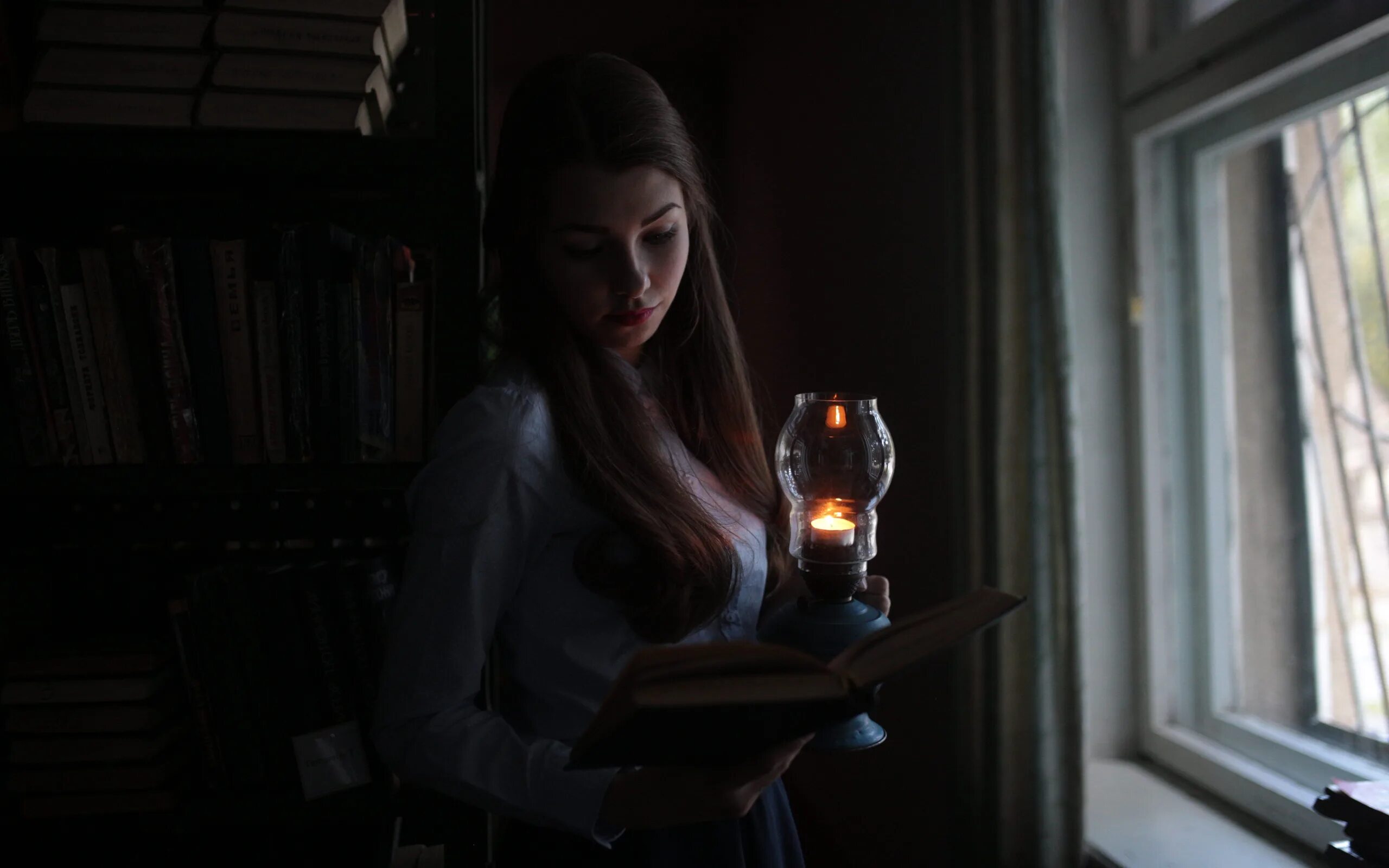 Книги полная темнота. Девушка с керосиновой лампой. Девушка с книгой. Девушка с фонарем. Девушка читает книгу.