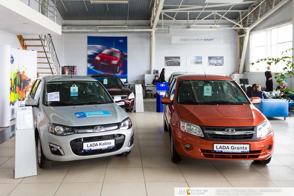 Гранта новая у дилера. Лада гранта в автосалоне. lada granta автосалон. 219020 lada granta. лада гранта официальный дилер.