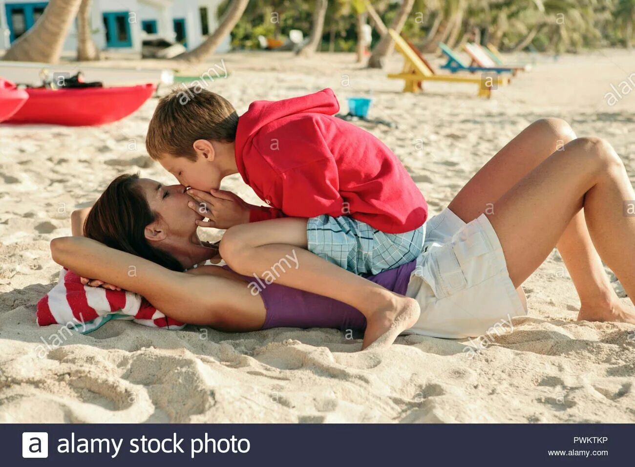 Девочка сидит на мальчике и бьёт. Фирма kucak kids. Стульчик спина к спине. Сестра сидит на брате. Девочка сидит на мальчике сверху.