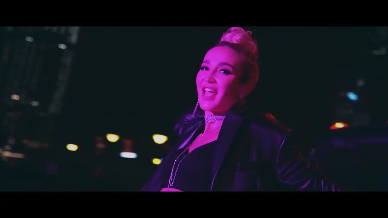 Бузову я не знакомлюсь. Ольга бузова без дел клип. Бузова в очках для зрения. Ольга бузова зелёный клип 2016. Ольга бузова я не знакомлюсь.