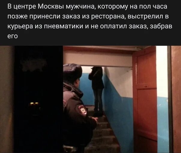 Полиция в подъезде. Полицейский на лестничной площадке. Участковый в подъезде