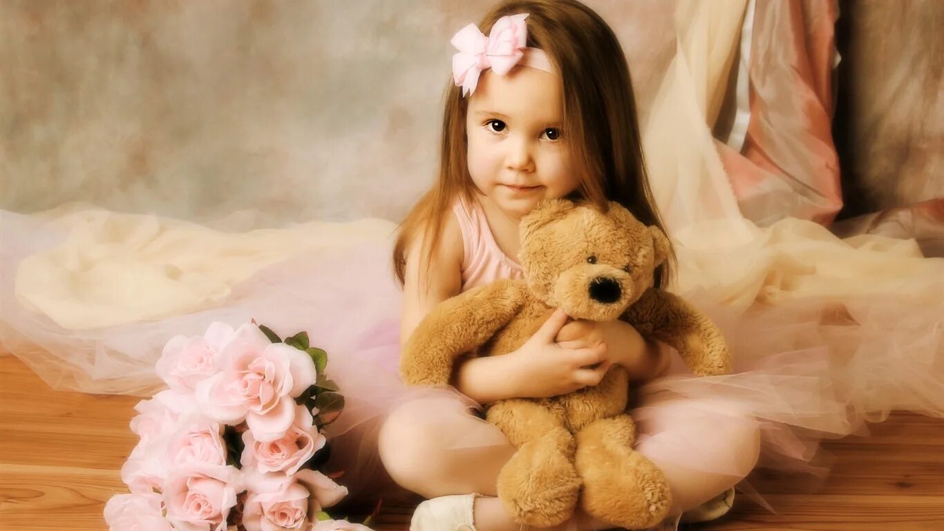 Милая маленькая девочка. Игрушки для девочек. Девушка с мишкой. Красивая девушка без настроения. Брюнетка в белом свитере.