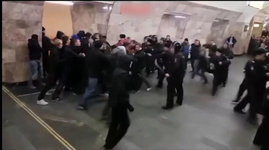 Драка фанатов цска и спартака. Драка фанатов спартака и цска в метро. массовая драка мигрантов в москве. массовая драка футбольных фанатов. спартак динамо драка.