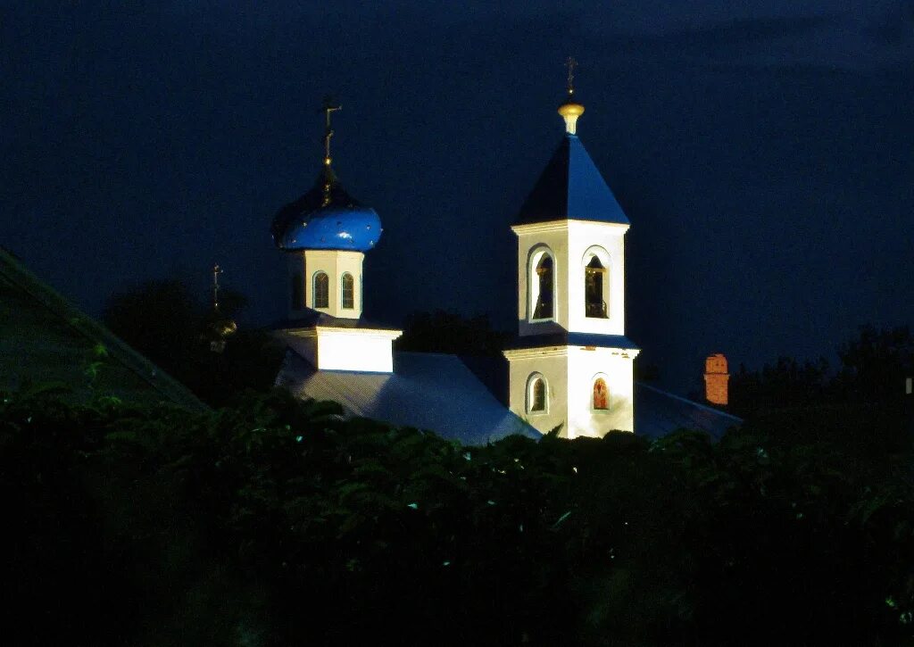 подсвеченная церковь в казани. архитектурная подсветка храма. небесный храм подсветка дронами. освещение куполов храм александра невского казань. церковь в казани вподсвеченная.