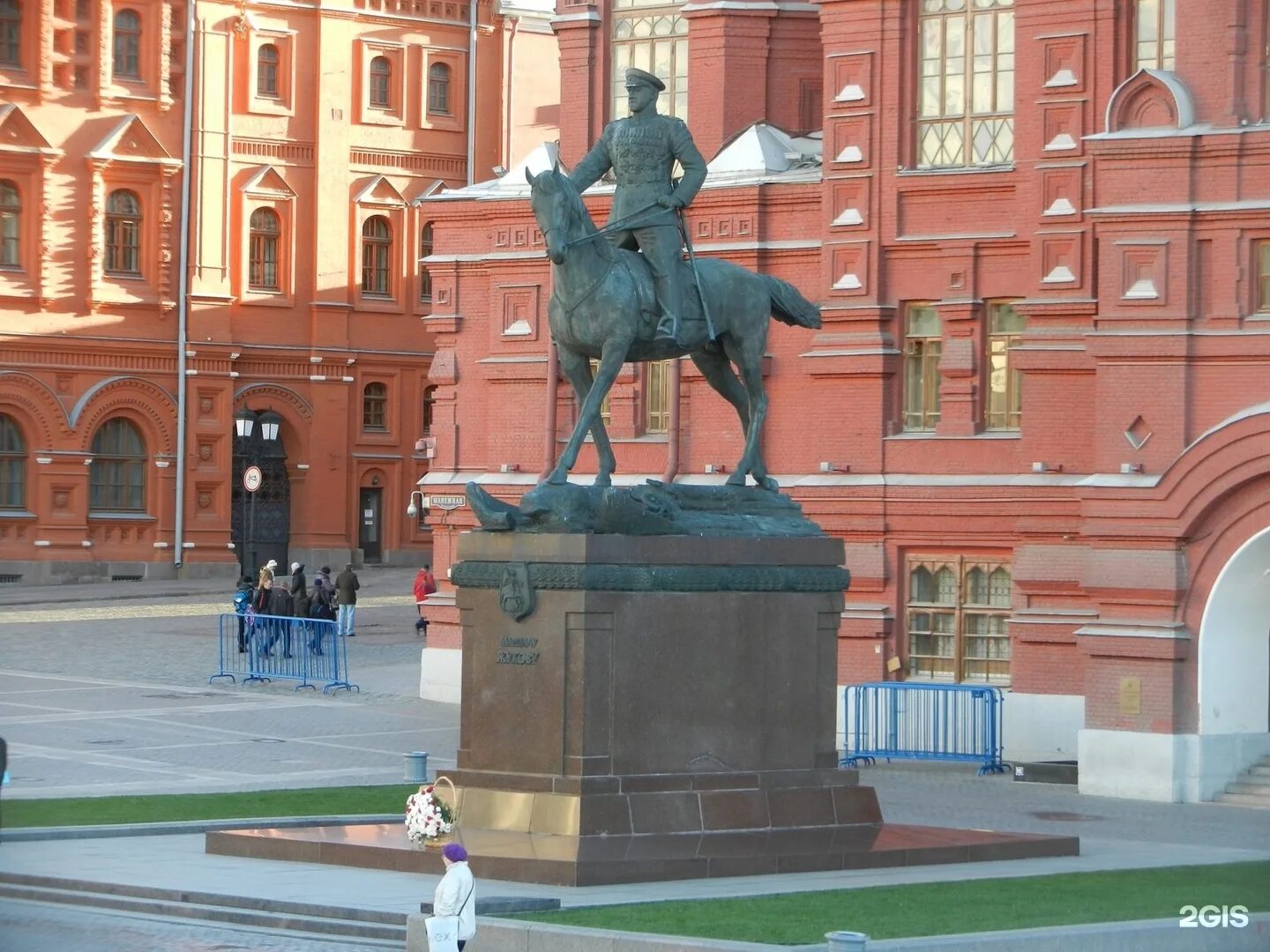 Памятник маршалу жукову в москве. Памятник маршалу жукову. памятник жукову в москве на красной площади. памятник жукову в москве на манежной площади. маршал жуков памятник на красной площади.