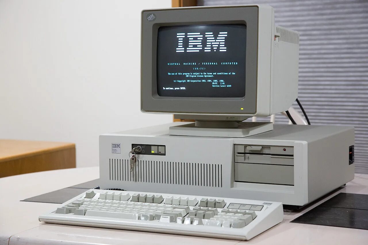 Электронка с монитором. IBM Pilot компьютер. Самая последняя версия ПК от IBM. IBM компьютеры White Blue. Ibm цена