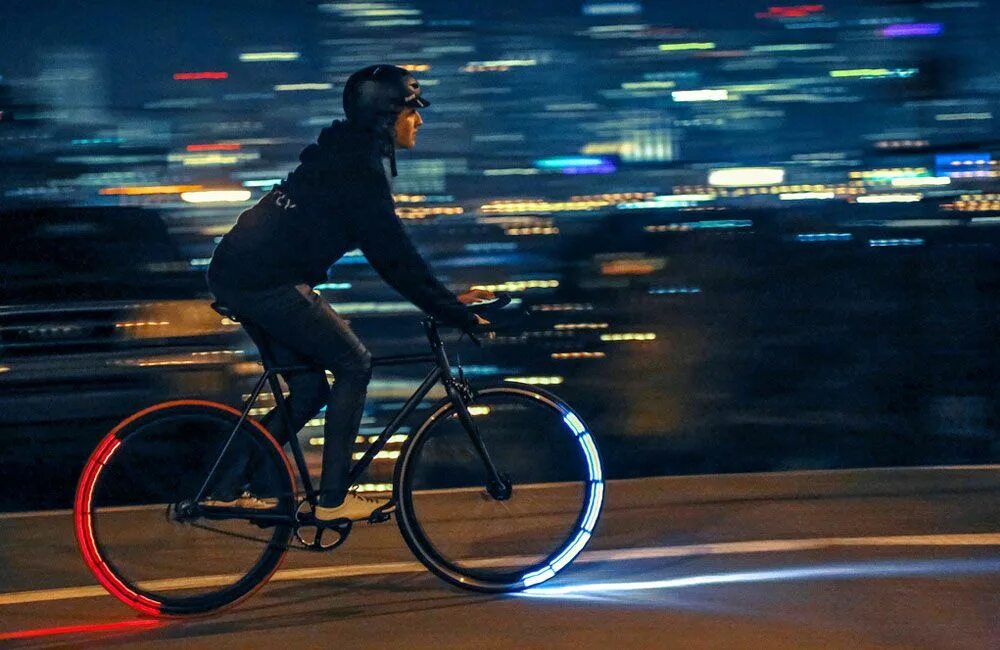 Bike night. Велосипедист с фонариком. Велосипед со светоотражателями. Ночной велосипедист. Велосипедист ночью.