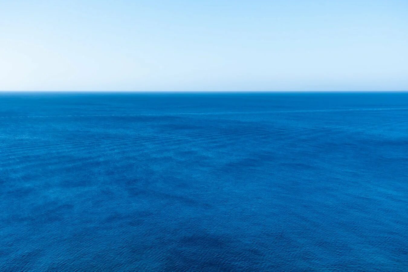 Синее море. Голубое море. Поверхность моря. Фон море. Поверхность океана составляет