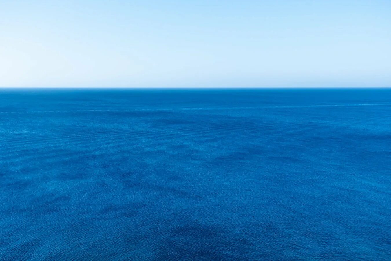 Есть голубое море. Синее море. цвет синий океан. голубой фон море. тихое море синего цвета.