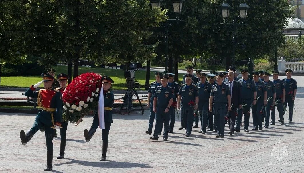 Возложение венка к могиле неизвестного солдата. Возложение цветов к могиле неизвестного солдата сегодня. Возложение венков на пискаревском кладбище 2022 22 июня. Могила неизвестного солдата г. Венок на возложение с георгиевской лентой.