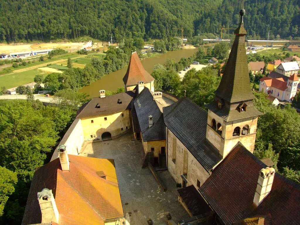 Оравский град словакия. Оравский град словакия. Оравский град словакия. Замок в словакии на скале. Оравский замок словакия.