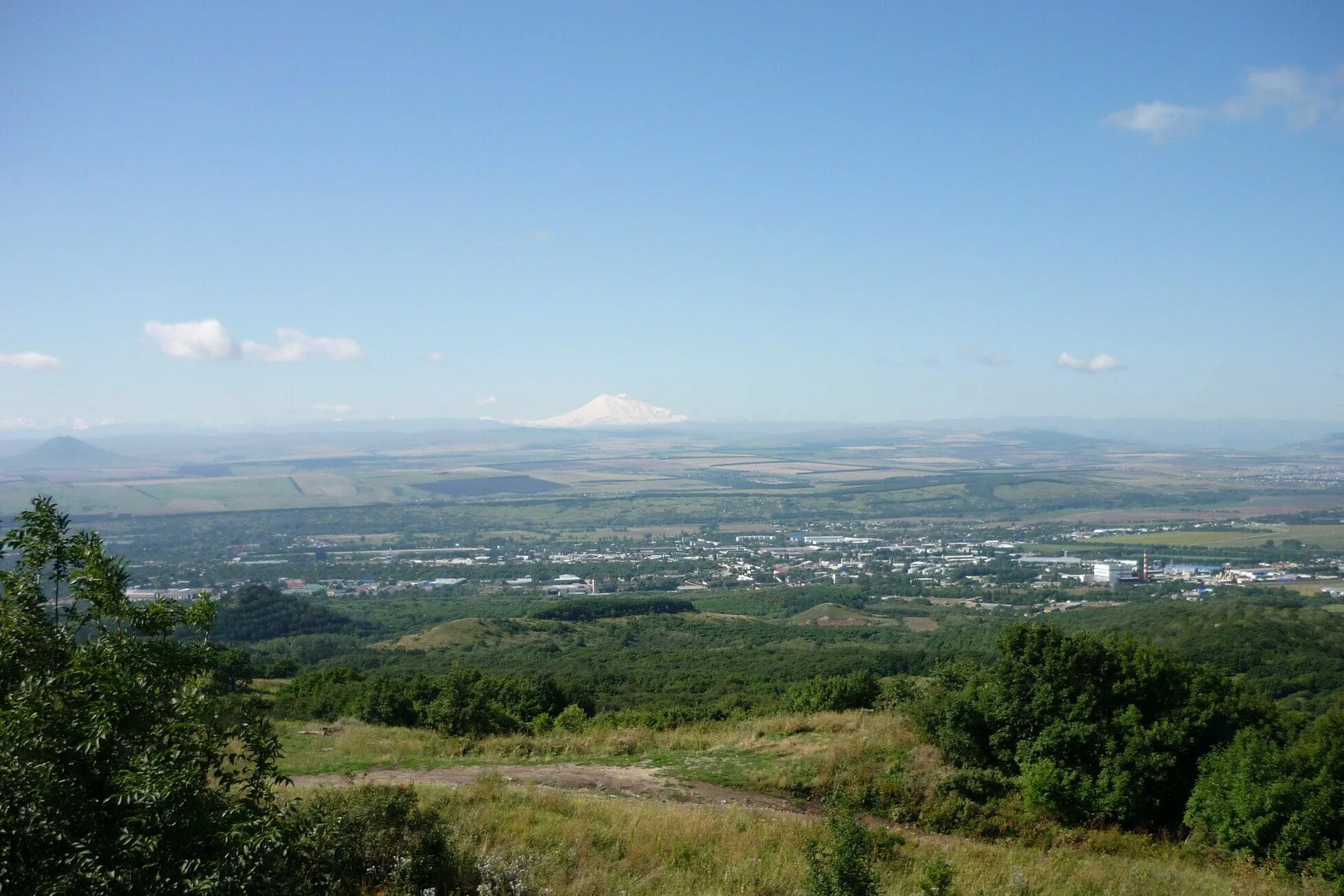 Гора Тарки-Тау и смотровая площадка. Махачкала гора Тарки. Тарки Тау Махачкала.