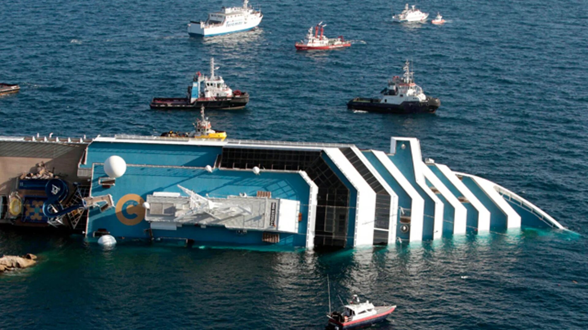 Корабль Коста Конкордия. Крушение лайнера Costa Concordia. Коста Конкордия затонувшие корабли. Кораблекрушения самые крупные в мире.