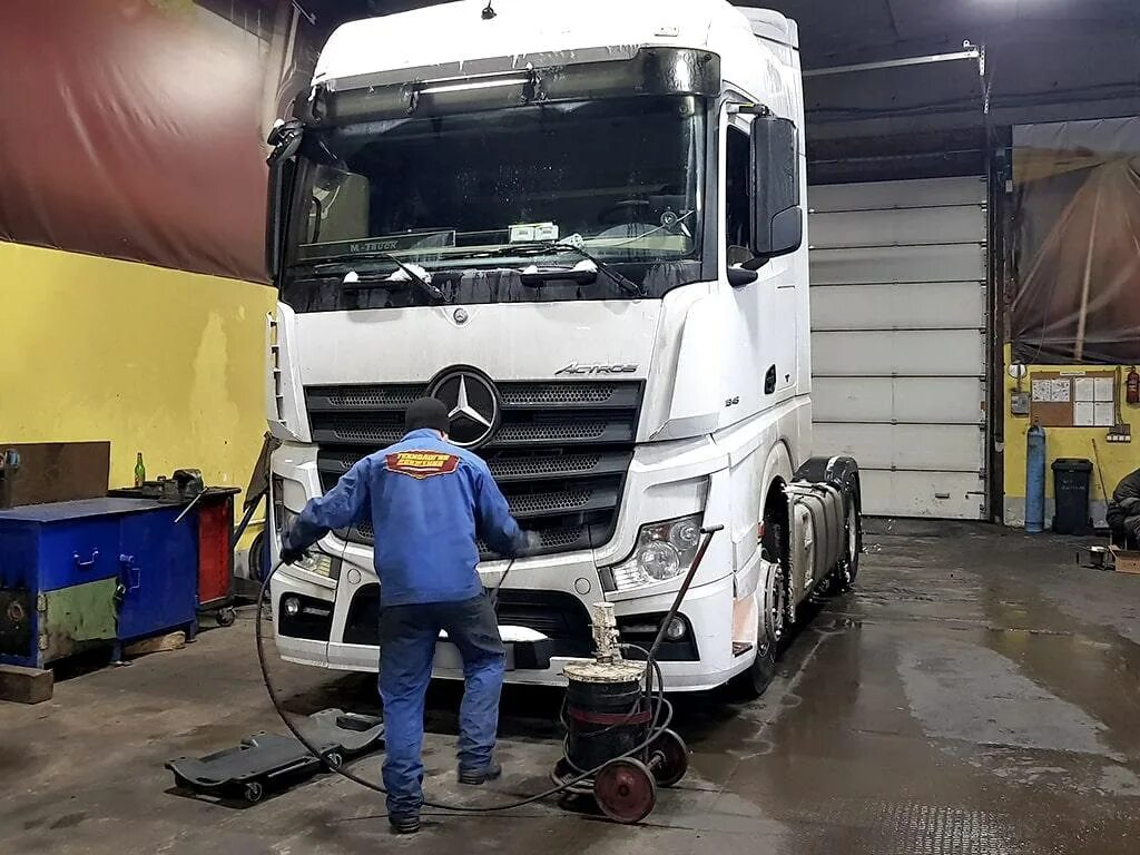 Сто грузовиков. Мерседес Актрос 254. Сервис Mercedes Actros. Механик Мерседес Актрос. Грузовое СТО.