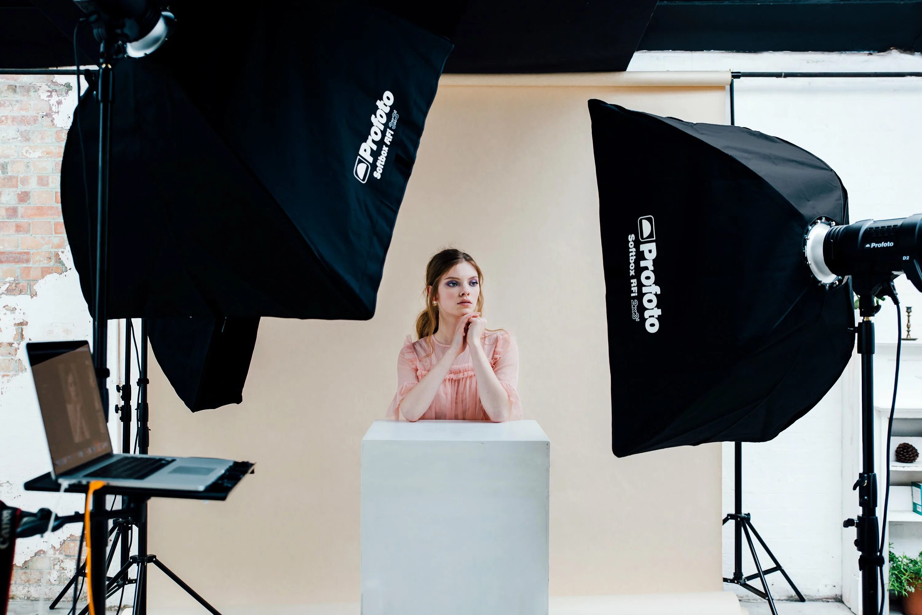 Софтбокс для годокс s30. Софтбокс для фотостудии. Свет при студийной съемке. Отражатель света для фотосъемки. Лампа софтбокс.