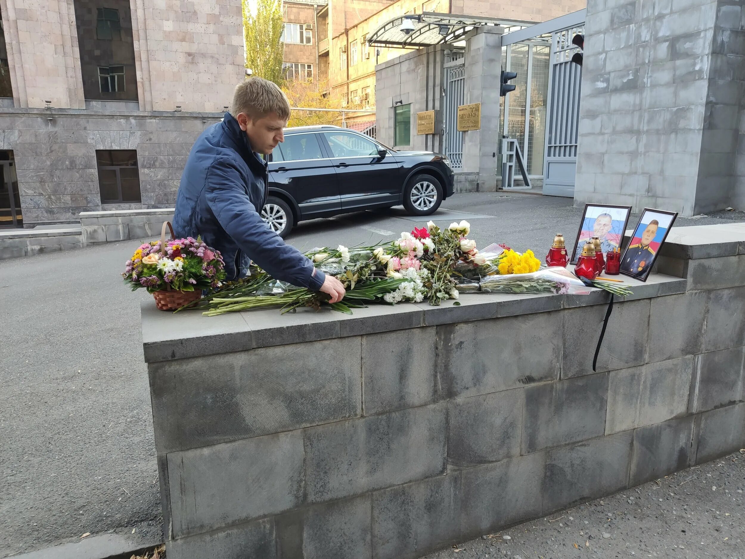 Армения умирает. Армения память погибшим цветок. Посольство РФ В Армении.