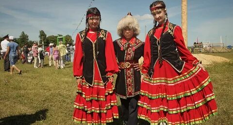 Покажи национальные костюмы