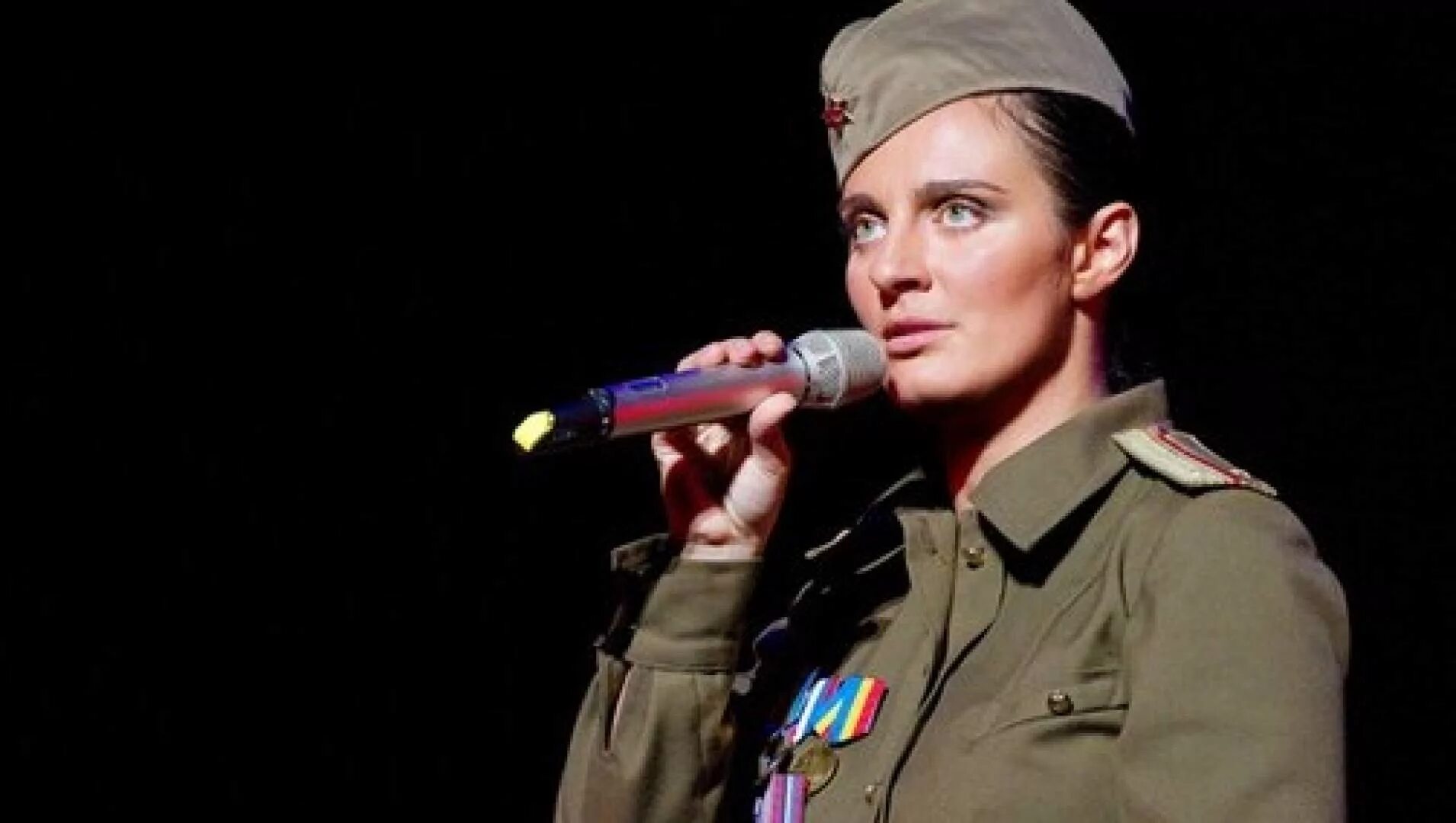 Певица в солдатах